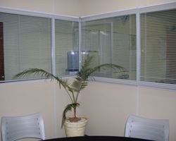 Divisórias de escritório com persianas no Jardim Climax